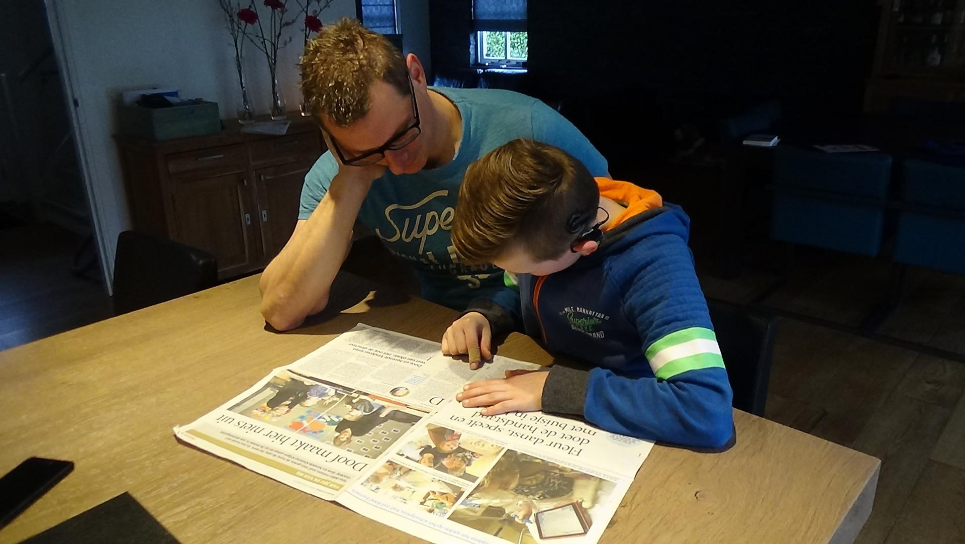 Samen de krant lezen met papa